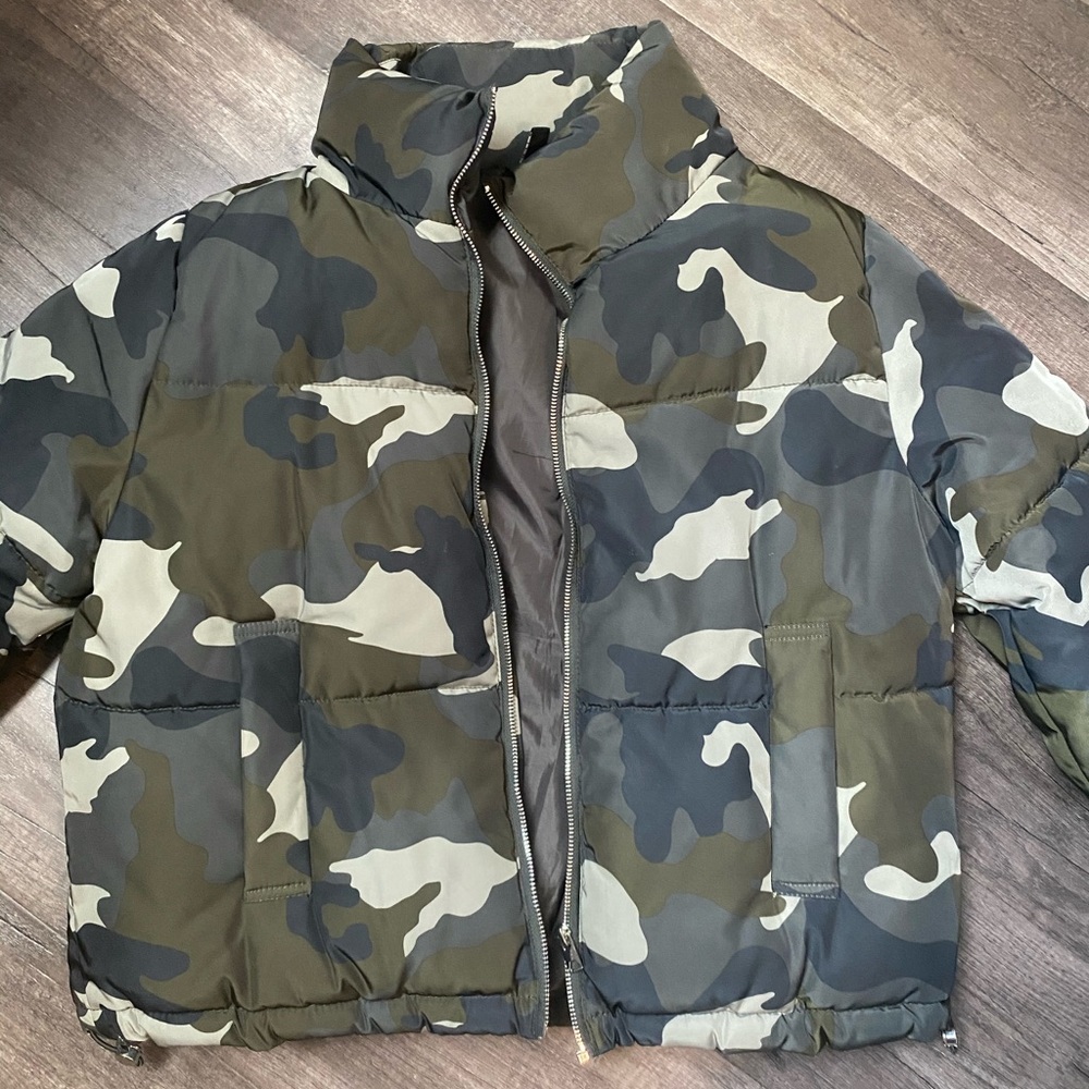 H&M Camo Puffer Cropped Jacket
